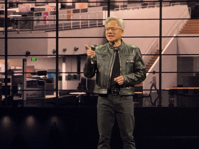 젠슨 황 엔비디아 최고경영자(CEO)가 19일 대만 타이베이 뮤직센터에서 열린 컴퓨텍스 2025 기조연설에서 발표하고 있다.  [사진 = 연합뉴스]