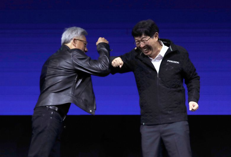 류양웨이 폭스콘 최고경영자의 기조연설에 등장한 젠슨 황 엔비디아 CEO(왼쪽). AP연합뉴스