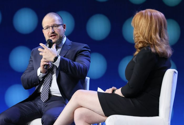 지난 2024년 미국 라스베이거스에서 열린 CES 2024 퀄컴 키노트에서 크리스티아누 아몽 퀄컴 최고경영자(CEO)가 대담을 나누고 있다. [사진 = CES2024]