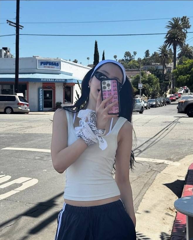 선글라스와 데님 캡까지 더해지며 캘리포니아의 여유로운 하이킹 무드를 완성했다.사진=손나은 SNS