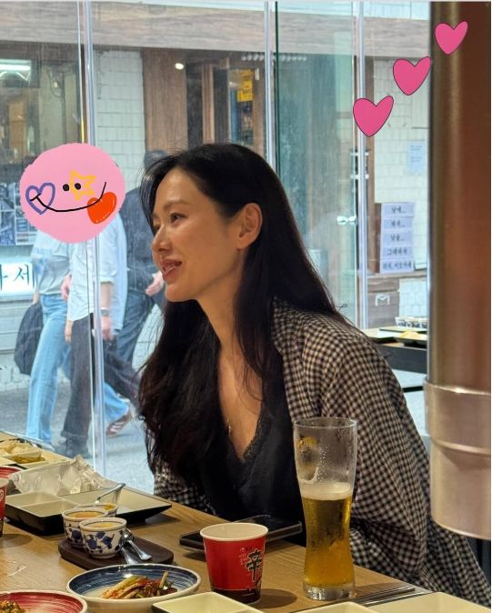 잔잔한 웃음과 함께 맥주를 마시는 모습은 일상임에도 불구하고 한 장의 화보처럼 완성도 높았다. 사진=손예진 SNS