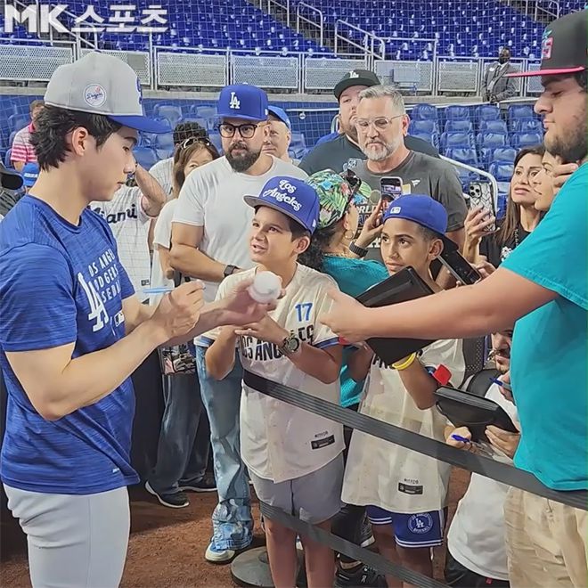 LA다저스 김혜성이 5월7일(한국시간) 마이애미 말린스와 원정경기를 앞두고 훈련을 마친 뒤 팬들의 사인 요청에 응하고 있다. 사진(미국 마이애미)=김재호 특파원