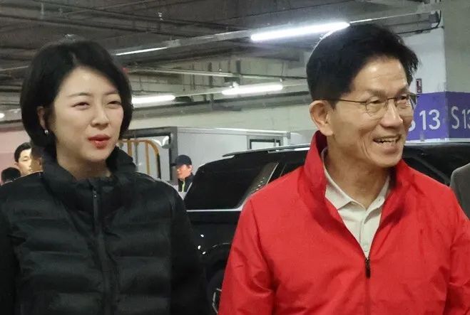 배현진 의원과 공식 선거운동 첫날 가락시장을 찾은 김문수 국민의힘 대선 후보. [사진출처 = 공동취재단]