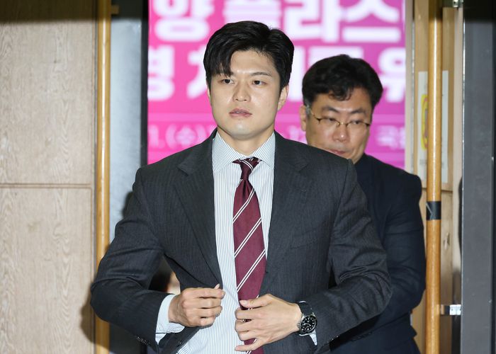 김용태 국민의힘 비상대책위원장이 21일 서울 여의도 국회 의원회관에서 열린 ‘태평양 플라스틱 쓰레기 섬 친환경 처리를 위한 기술 포럼’ 행사를 마친 뒤 나오고 있다. [사진 출처 = 연합뉴스]