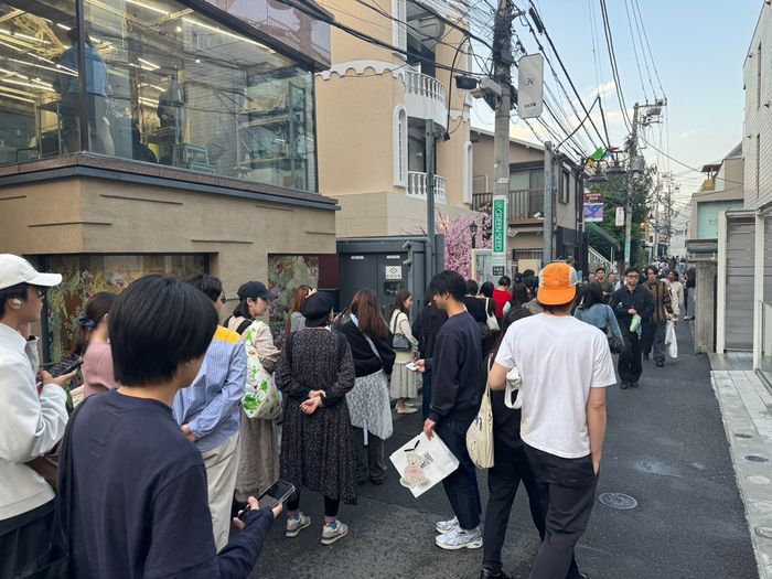 지난 10일 도쿄 시부야 하라주쿠 거리. 수많은 고객들이 마리떼 매장에 들어가기 위해 줄을 서서 대기하고 있다. [김효혜 기자]