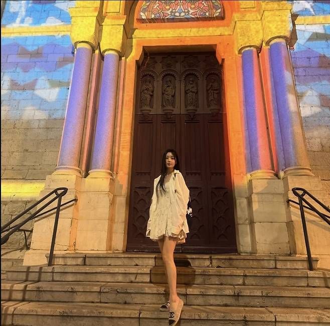 저녁 노을 아래 조명처럼 물든 성당 앞에서의 컷은 배우의 존재감과 분위기까지 극대화시켰다.사진=남규리 SNS