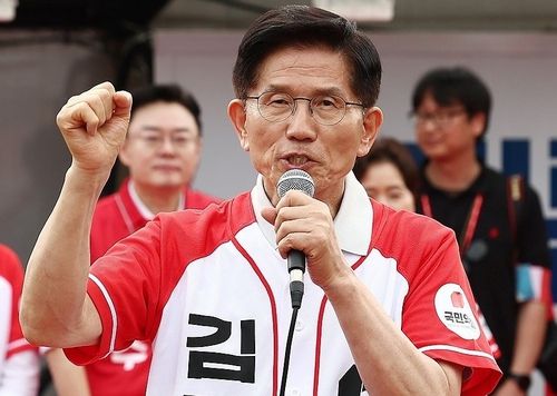 김문수 국민의힘 대선 후보가 지난 21일 경기 동두천시 지행역 광장에서 유세를 하고 있다. [사진 출처 = 연합뉴스]