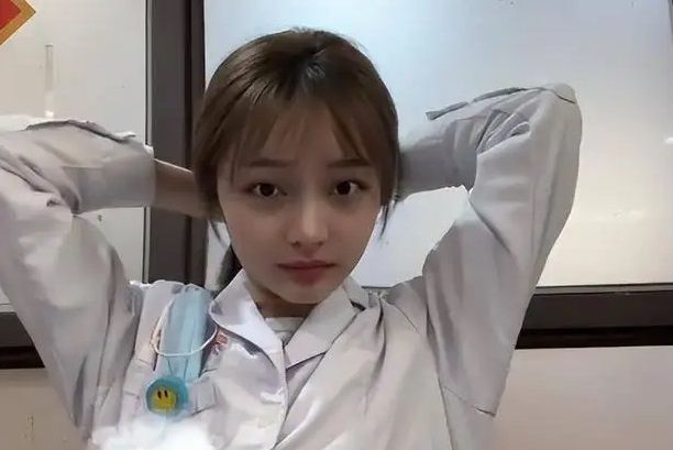 낮에는 환자를 진료하지만 밤에는 생활비를 벌기 위해 아르바이트를 하는 중국 여의사의 사연이 전해졌다. [사진출처 = 소후닷컴]