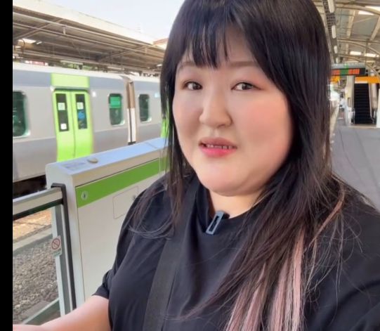 이국주는 일본 전철역에서 자연스럽게 카메라를 응시하고 있었다. 사진=이국주 SNS