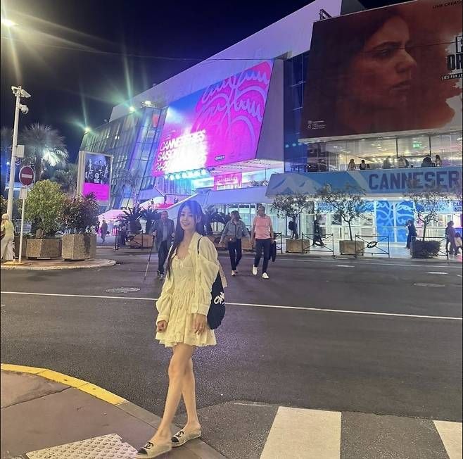 프랑스 칸 거리를 배경으로 남규리는 루즈한 아이보리 셔츠에 미니 원피스, 네이비 토트백을 매치해 우아하면서도 꾸안꾸 무드의 정석을 보여줬다.사진=남규리 SNS