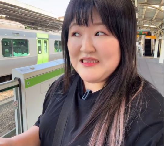 블랙 티셔츠에 스트랩 크로스백을 매치하며 심플한 출근룩을 완성했다. 사진=이국주 SNS