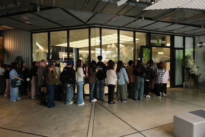 지난 달 24일 도쿄 시부야 미야시타파크에 매장을 연 마뗑킴. 고객들이 입장을 기다리며 줄을 서 있다. [하고하우스]