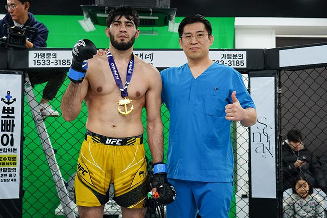 왼쪽부터 샤크 그로즈니, KMMA 메인스폰서 뽀빠이연합의원 김성배 대표원장. 사진=스탠다드앤드프로그레스 스포츠에이전시 제공