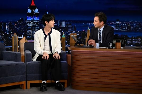 방탄소년단 진이 미국 유명 TV 토크쇼에 출격, 한층 깊어진 감성과 유쾌한 면모를 동시에 뽐내며 글로벌 팬들의 마음을 사로잡았다. / 사진 = Todd Owyoung/NBC