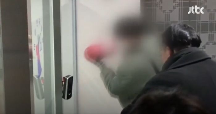 경찰이 서울서부지법 난동 사태에 가담한 남성을 체포했다. 녹색 점퍼를 입은 이 남성은 소화기를 경찰에 난사하고. 법원 유리문을 파손하려 했다. [사진 출처 = JTBC 보도영상 캡처]