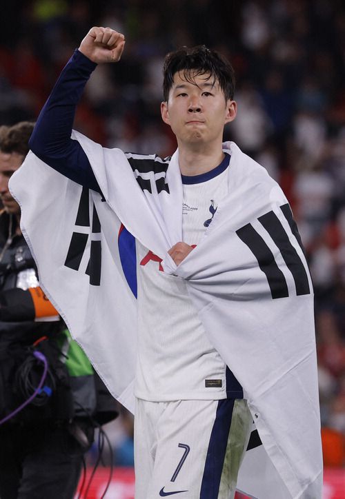 22일(한국시간) UEFA 유로파리그 우승을 차지한 토트넘 홋스퍼의 주장 손흥민이 어깨에 태극기를 두르고 오른손을 불끈 쥐며 승리를 자축하고 있다. 로이터연합뉴스