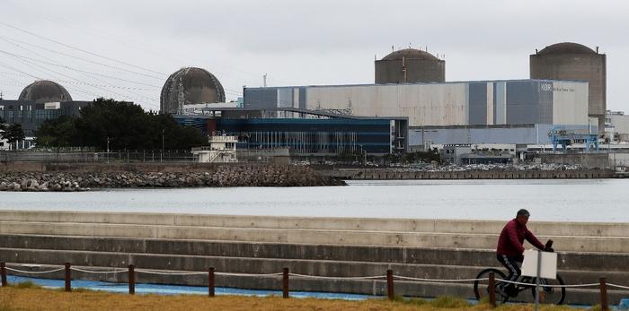 부산 기장군 해안가에서 고리원자력발전소 1호기(오른쪽) 모습이 보이고 있다. 오른쪽부터 고리1, 2, 3, 4호기. 사진과 기사는 관련 없음. [사진 = 뉴스1]