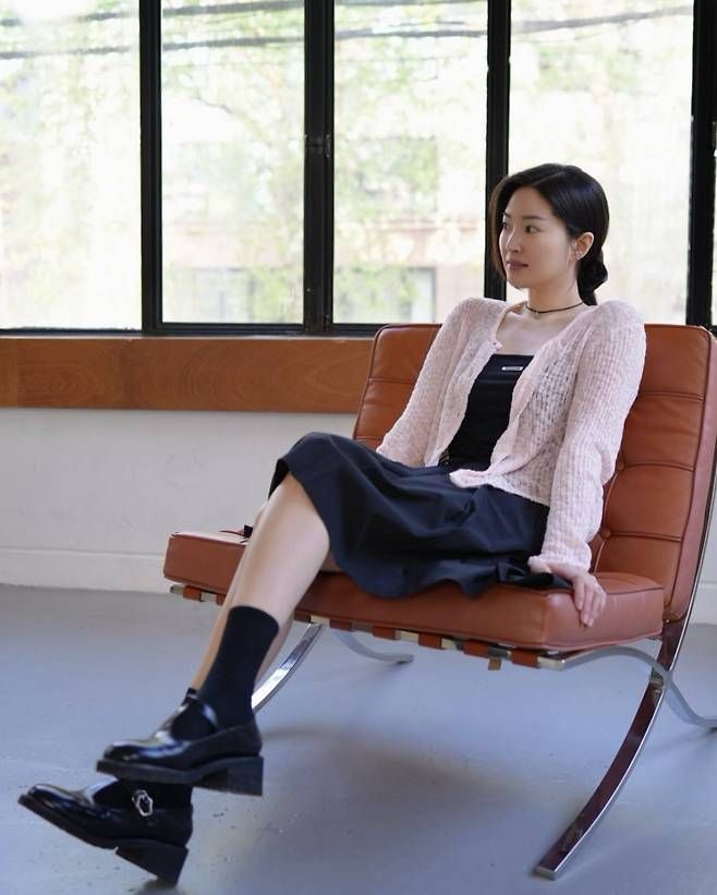 블랙 로퍼 슈즈와 양말 조합, 짧은 초커 스타일 목걸이로 레트로 무드를 살렸다.사진=류이서 SNS