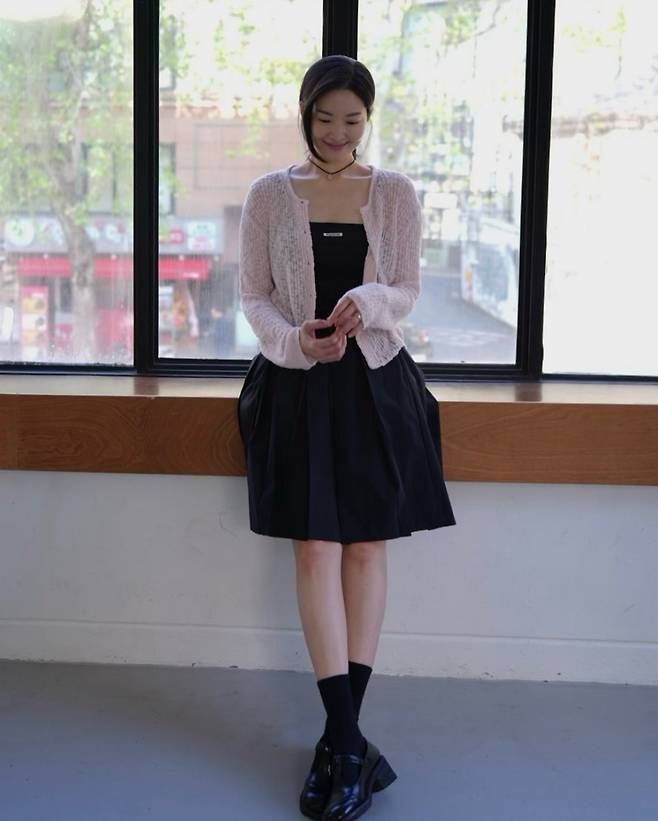 류이서는 블랙 스퀘어넥 원피스에 루즈핏 핑크 니트 카디건을 걸쳐, 단정하면서도 따뜻한 무드를 연출했다. 사진=류이서 SNS