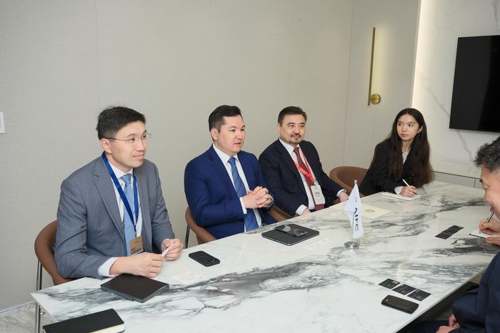 레나트 벡투로프 AIFC 총재와 누르갈리 아르스타노프 주한 카자흐스탄 대사가 한국 기업 관계자들과 면담 중이다. / 사진=카자흐스탄 대사관