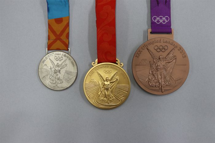 장미란 문체부 2차관이 국립스포츠박물관에 기증한 올림픽 3개 메달. 2004년 아테네올림픽 은메달과 2008년 베이징올림픽 금메달, 2012년 런던올림픽 동메달. 문화체육관광부