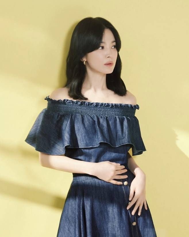 내추럴한 웨이브 헤어와 미니멀한 메이크업도 빼놓을 수 없다. 사진=미샤 제공