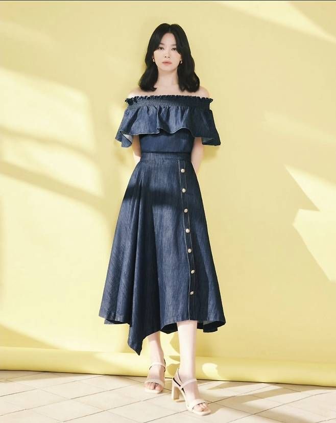 오프숄더 데님 원피스로, 그녀의 청순한 무드와 성숙한 분위기를 동시에 담아내며 시선을 사로잡았다.사진=미샤 제공