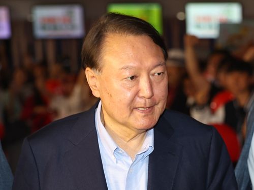 윤석열 전 대통령이 지난 21일 서울 메가박스 동대문에서 이영돈 PD가 제작한 다큐멘터리 영화 ‘부정선거, 신의 작품인가’를 관람하기 위해 상영관으로 향하고 있다. 연합뉴스
