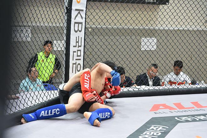 사단법인 대한이종격투기연맹이 5월3일 서울특별시 도봉구 창동문화체육센터에서 ‘2025년 아마추어 MMA 국가대표 선발전 겸 신인왕전’을 개최했다. 복싱 주짓수 킥복싱 무에타이 종합격투기 다섯 종목 400여 선수가 기량을 겨뤘다. 사진=KMMAF 제공