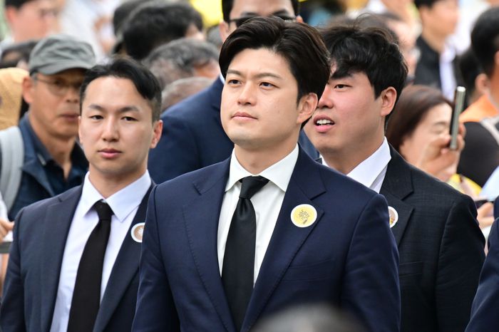 김용태 국민의힘 비상대책위원장이 23일 경남 김해시 봉하마을에서 열린 고 노무현 전 대통령 16주기 추도식에 참석하고 있다. [사진 출처 = 공동취재단, 연합뉴스]