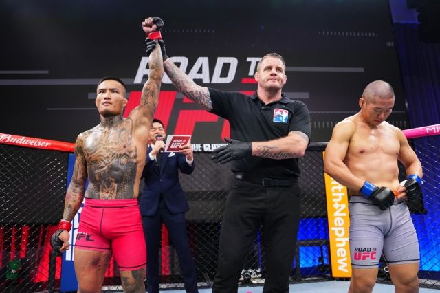 페더급 토너먼트에 출전한 ‘피너클’ 서동현은 ROAD TO UFC 시즌2 페더급 준우승자 ‘언더독’ 리카이원에게 2라운드 3분 21초 어퍼컷에 이은 펀치 연타로 TKO패했다. 사진=UFC 제공