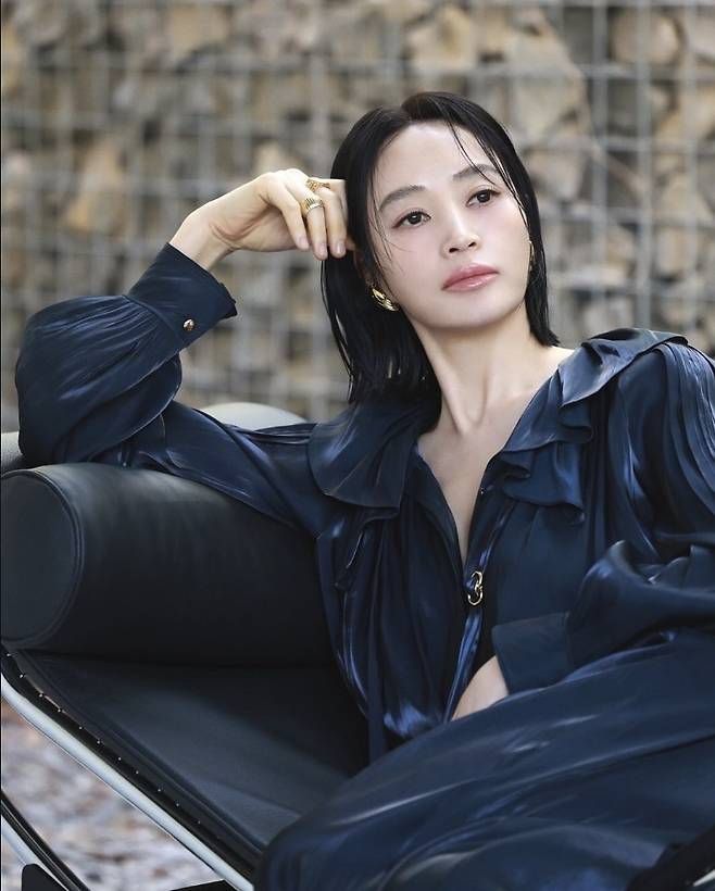 한 컷마다 결이 다른 분위기를 담아내며 독보적인 스타일 내공을 다시금 증명했다고 했다.사진=김혜수 SNS