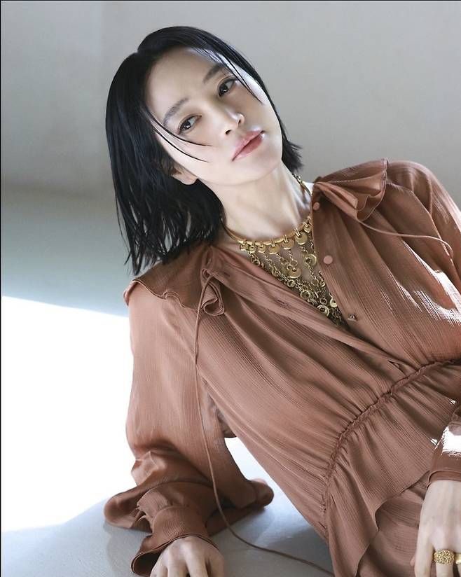 김혜수는 그 외에도 브론즈 톤 셔츠 드레스, 슬랙스와 트렌치 조합 등 다양한 룩을 통해 도회적, 내추럴, 아방가르드 무드를 오가며 하나의 화보 속 다중 서사를 완성했다는 평을 받고 있다.사진=김혜수 SNS