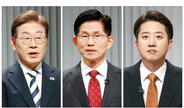 이재명 더불어민주당 후보, 김문수 국민의힘 후보, 이준석 개혁신당 후보(왼쪽부터)가 23일 서울 영등포구 KBS 본관 스튜디오에서 중앙선거방송토론위원회 주관으로 열린 제21대 대선 2차 후보자 토론회에서 발언하고 있다.  국회사진기자단