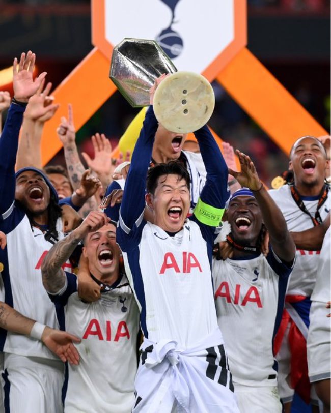 트로피를 들어올리는 손흥민. 사진=UEFA 공식 SNS