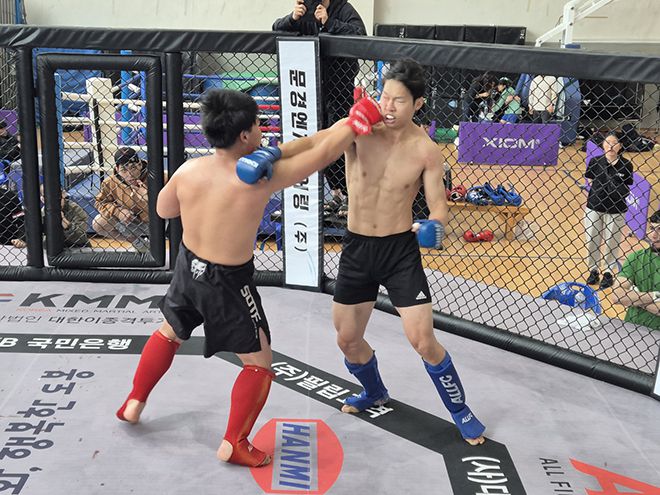 사단법인 대한이종격투기연맹이 5월3일 서울특별시 도봉구 창동문화체육센터에서 ‘2025년 아마추어 MMA 국가대표 선발전 겸 신인왕전’을 개최했다. 복싱 주짓수 킥복싱 무에타이 종합격투기 다섯 종목 400여 선수가 기량을 겨뤘다. 사진=KMMAF 제공