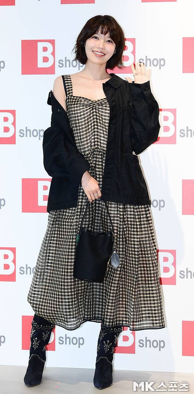 볼륨감을 살린 내추럴 단발 웨이브와 누드톤 메이크업으로 도시적인 무드를 강조한 최수영은 블랙 버킷백으로 전체적인 포인트를 더했다. 사진=김영구 기자