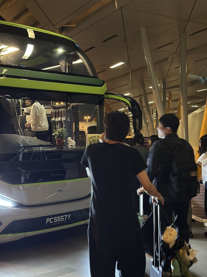 버스를 타는 참가자들 / 사진=권효정 여행 + 기자