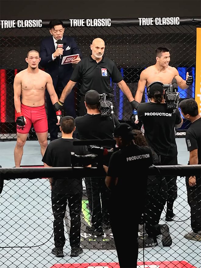 ONE Championship 7승 2패 윤창민이 2025년 5월 중국 퍼포먼스 인스티튜트 상하이 Road to UFC 시즌4 토너먼트 준준결승 제12대 DEEP 페더급 챔피언 아오이 진에게 판정승을 거둘 것을 예감하며 기뻐하고 있다. 윤창민은 아시아 종합격투기 톱스타 추성훈 김동현의 제자다. 사진=TKO