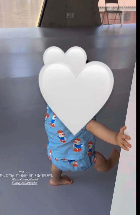 이제 막 걷기 시작한 아들이 등을 잡고 따라오는 모습이 담겨있다.사진=손연재 SNS