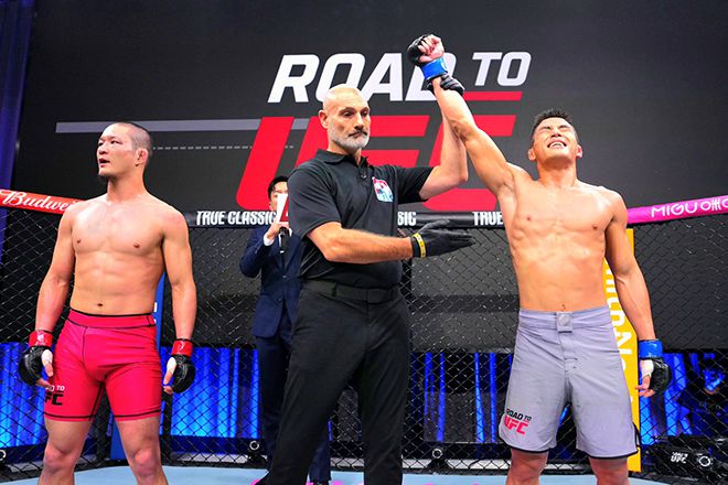 ONE Championship 7승 2패 윤창민이 2025년 5월 중국 퍼포먼스 인스티튜트 상하이 Road to UFC 시즌4 토너먼트 준준결승 제12대 DEEP 페더급 챔피언 아오이 진에게 2-1 판정승을 거두자 기뻐하고 있다. 윤창민은 아시아 종합격투기 톱스타 추성훈 김동현의 제자다. 사진=TKO