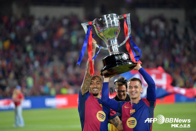 올 시즌 바르셀로나의 3관왕을 이끈 하피냐(사진 왼쪽). 사진=AFPBBNews=News1