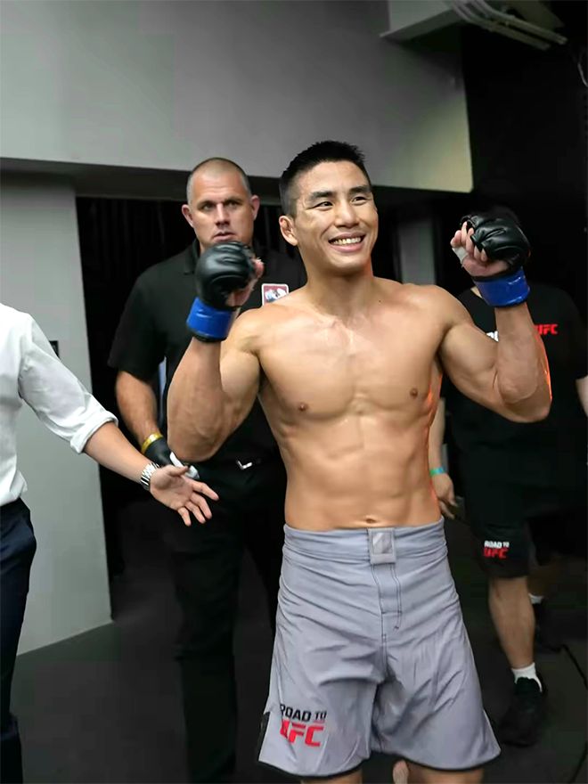 ONE Championship 7승 2패 윤창민이 2025년 5월 Road to UFC 시즌4 페더급 토너먼트 준결승 진출 후 중국 퍼포먼스 인스티튜트 상하이를 빠져나가며 기뻐하고 있다. 윤창민은 아시아 종합격투기 톱스타 추성훈 김동현의 제자다. 사진=TKO