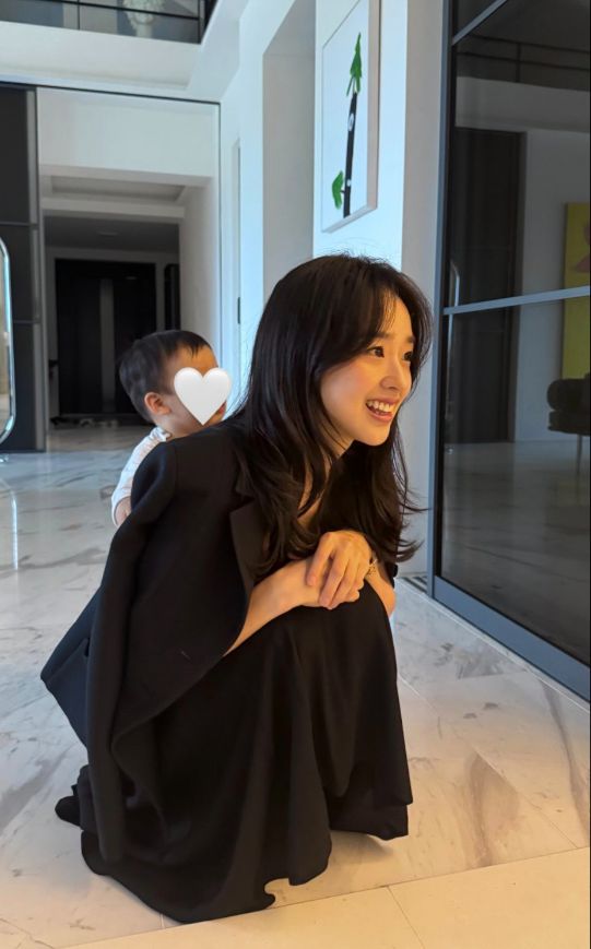 서울 한남동에 위치한 72억 원대 신혼집의 한가운데, 화사한 조명을 머금은 대리석 바닥 위에 손연재는 무릎을 꿇고 앉아 미소 짓고 있다.사진=손연재 SNS