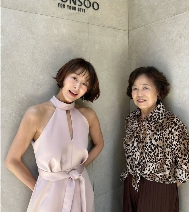 예지원은 은은한 연핑크빛 홀터넥 드레스를 착용한 채, 단정하면서도 고급스러운 분위기를 풍겼다. 사진=예지원 SNS