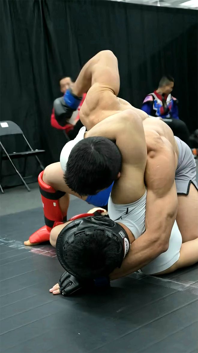 ONE Championship 7승 2패 윤창민이 2025년 5월 중국 퍼포먼스 인스티튜트 상하이 Road to UFC 시즌4 페더급 토너먼트 준준결승 시작 전 그라운드 앤드 파운드로 몸을 풀고 있다. 윤창민은 아시아 종합격투기 톱스타 추성훈 김동현의 제자다. 사진=TKO