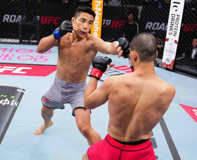 ONE Championship 7승 2패 윤창민이 2025년 5월 중국 퍼포먼스 인스티튜트 상하이 Road to UFC 시즌4 토너먼트 준준결승에서 제12대 DEEP 페더급 챔피언 아오이 진을 상대하고 있다. 윤창민은 아시아 종합격투기 톱스타 추성훈 김동현의 제자다. 사진=TKO