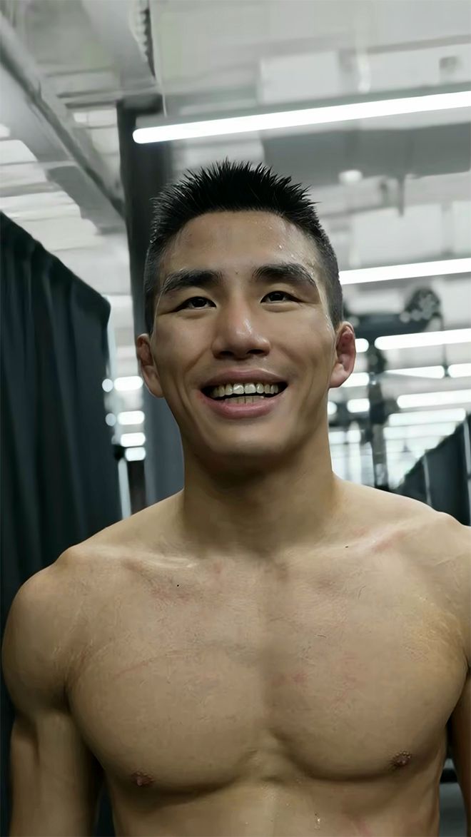 ONE Championship 7승 2패 윤창민이 2025년 5월 중국 퍼포먼스 인스티튜트 상하이에서 Road to UFC 시즌4 토너먼트 준결승 진출 소감을 말하고 있다. 윤창민은 아시아 종합격투기 톱스타 추성훈 김동현의 제자다. 사진=TKO