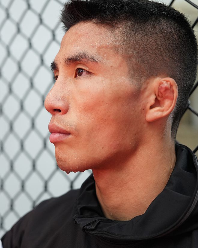 ONE Championship 7승 2패 윤창민이 2025년 5월 중국 퍼포먼스 인스티튜트 상하이 Road to UFC 시즌4 페더급 토너먼트 준준결승 대비 훈련 중간 땀을 흘리며 쉬고 있다. 윤창민은 아시아 종합격투기 톱스타 추성훈 김동현의 제자다. 사진=TKO