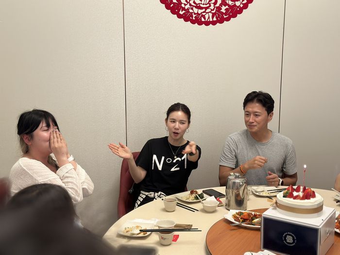 깜짝 생일파티 모습 / 사진=권효정 여행 + 기자